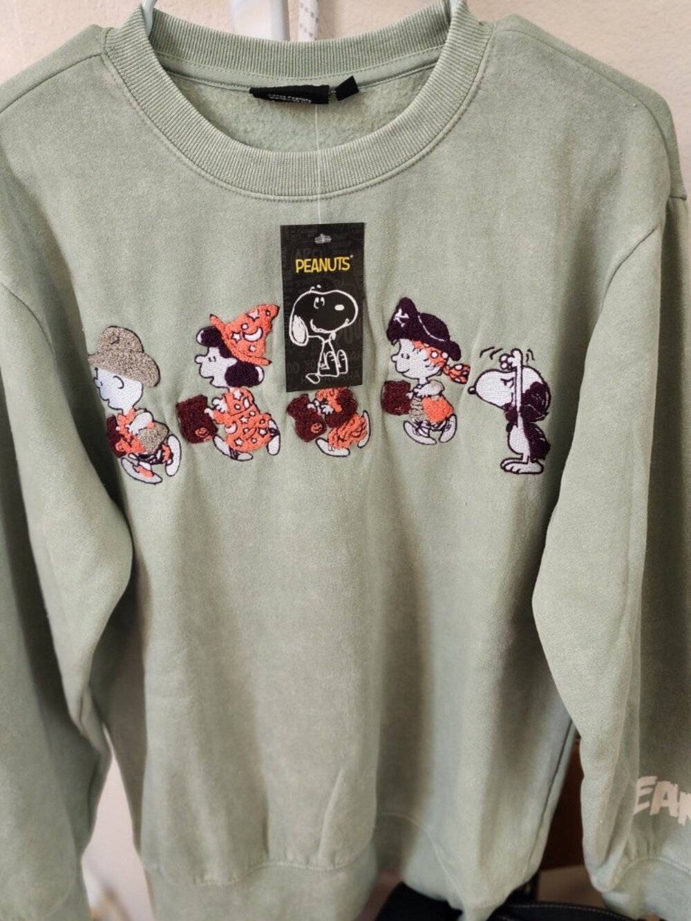 Peanuts Snoopy HALLOWEEN TRICK OR TREAT Big Girl's or Ladies Sweatshirt MED NWT - Picture 2 of 4